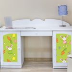 فيلم لاصق ذاتي على الطاولة