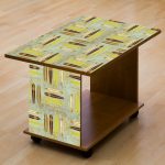 فيلم لاصق ذاتي على الطاولة