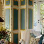 الشاشة في الداخل