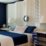 الشاشة في الداخل