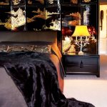 الشاشة في الداخل