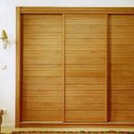 خزانة ملابس مصنوعة من الخشب بأيديهم