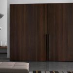 خزانة منزلقة من شجرة في الغرفة الكبيرة