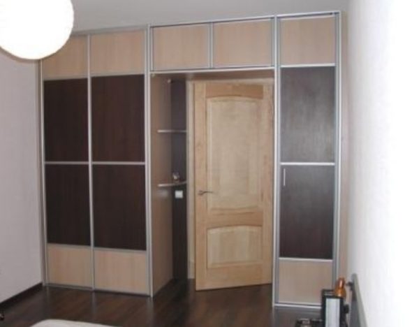 خزانة في الصورة المدخل