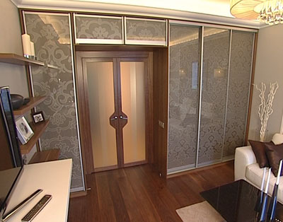 انزلاق خزانة الملابس بدلا من الجدار