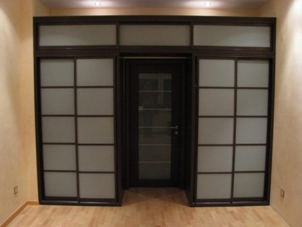 مقصورة خزانة حول المدخل