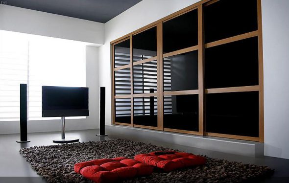 خزانة ملابس سوداء