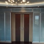 خزائن منزلقة حول المدخل