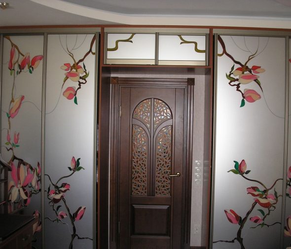 خزائن الزجاج المعشق