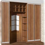 خزائن حول الباب إلى الغرفة