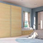 خزانة خشبية خفيفة في غرفة النوم