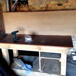 في نهاية طاولة العمل يشبه هذا