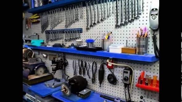 طاولة العمل المعدنية