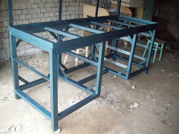 منضدة في المرآب بيديك