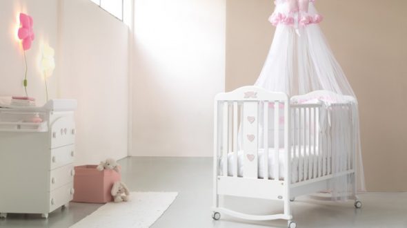 نمط من المظلة على سرير للأطفال