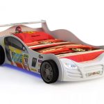 السرير سيارة بيضاء لصبي