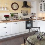 المطبخ الأبيض الداخلية