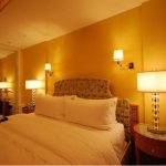 الشمعدان على تصميم السرير