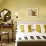 الشمعدانات الصغيرة على السرير