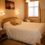 الشمعدان على إضاءة السرير