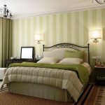 الشمعدان على أضواء السرير في غرفة النوم