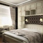 الشمعدان على السرير في غرفة النوم