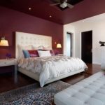 الشمعدان على السرير في تصميم غرفة النوم