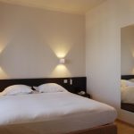 الشمعدان على السرير في غرفة النوم