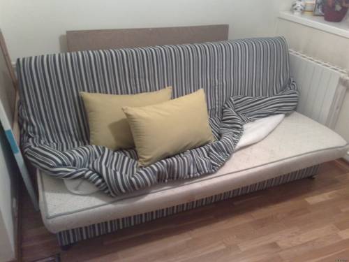 قم بتغطية الكاوتشوك على الأريكة المرنة بأيديهم