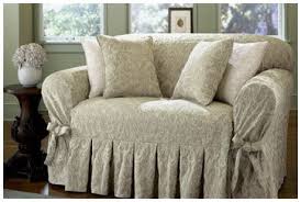 تغطية على الأريكة القديمة