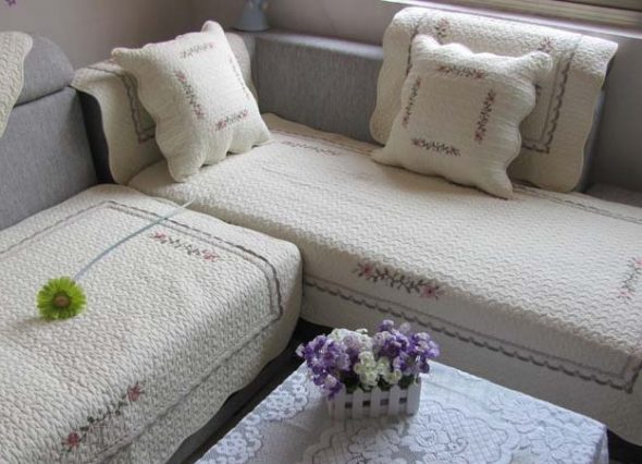 تغطية على أريكة الزاوية