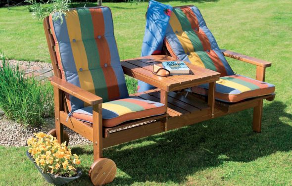 الكوخ الأثاث مع الوسائد