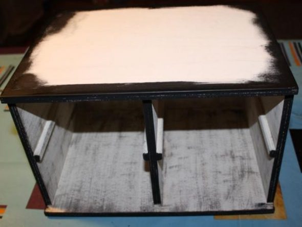 دكبج الصدر بأيديهم