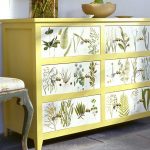 دكبج مع قطع مختلفة من ورق الجدران مع زخرفة نباتية