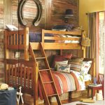 سرير خشبي بطابقين