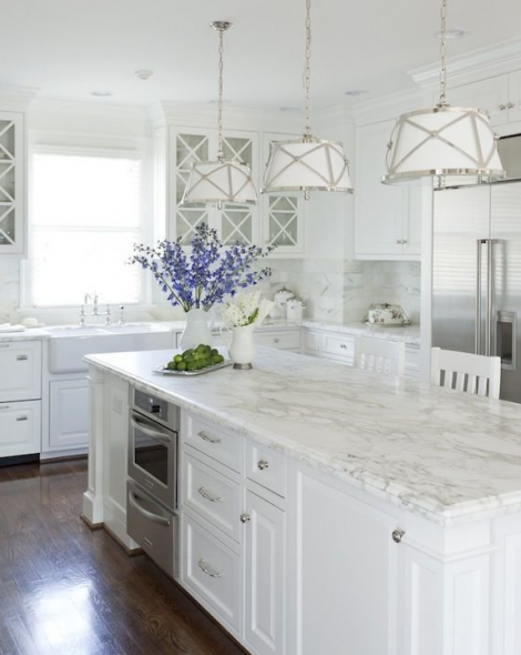 أرضية خشبية في المطبخ الأبيض