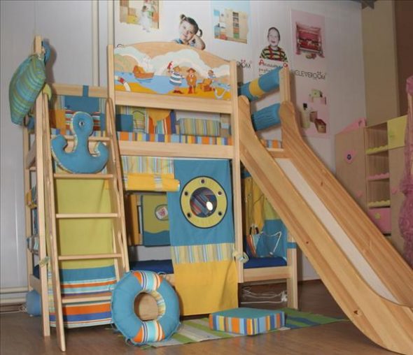 سرير للأطفال مع تل مصنوع من الخشب