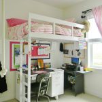 سرير علوي في غرفة النوم