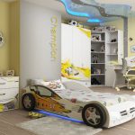 سيارة سرير الأطفال في غرفة نوم الأطفال