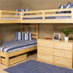 سرير الأطفال بأيديهم