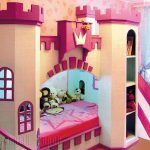 سرير الأطفال مع الشريحة