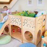 سرير الطفل مع تصميم الشرائح