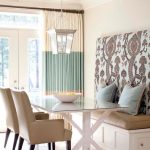 الأريكة في المطبخ أنيقة