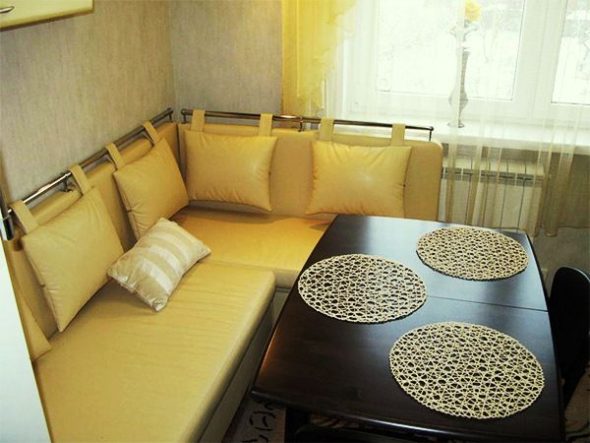 مطبخ مع أريكة صفراء