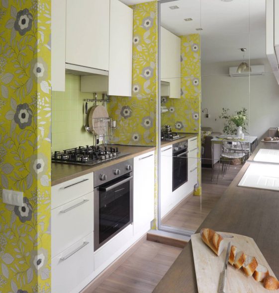 مرآة في المطبخ