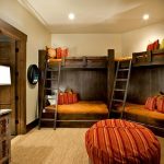 سرير بطابقين أربعة في غرفة النوم