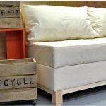 رف مجلة بالقرب من الأريكة