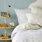 طاولة السرير