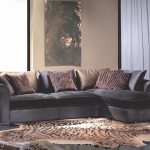 أريكة من جلد الغزال في غرفة المعيشة