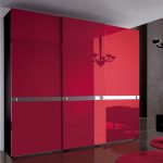 خزانة ملابس إيطالية مع واجهة حمراء لامعة
